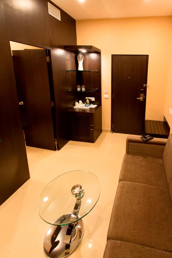 Сьюит (Suite - Complimentary fruit platter on arrival with 15% discount on Food & soft beverages and 10% discount on Travel desk & Laundry), Golden Tulip Saltlake Kolkata