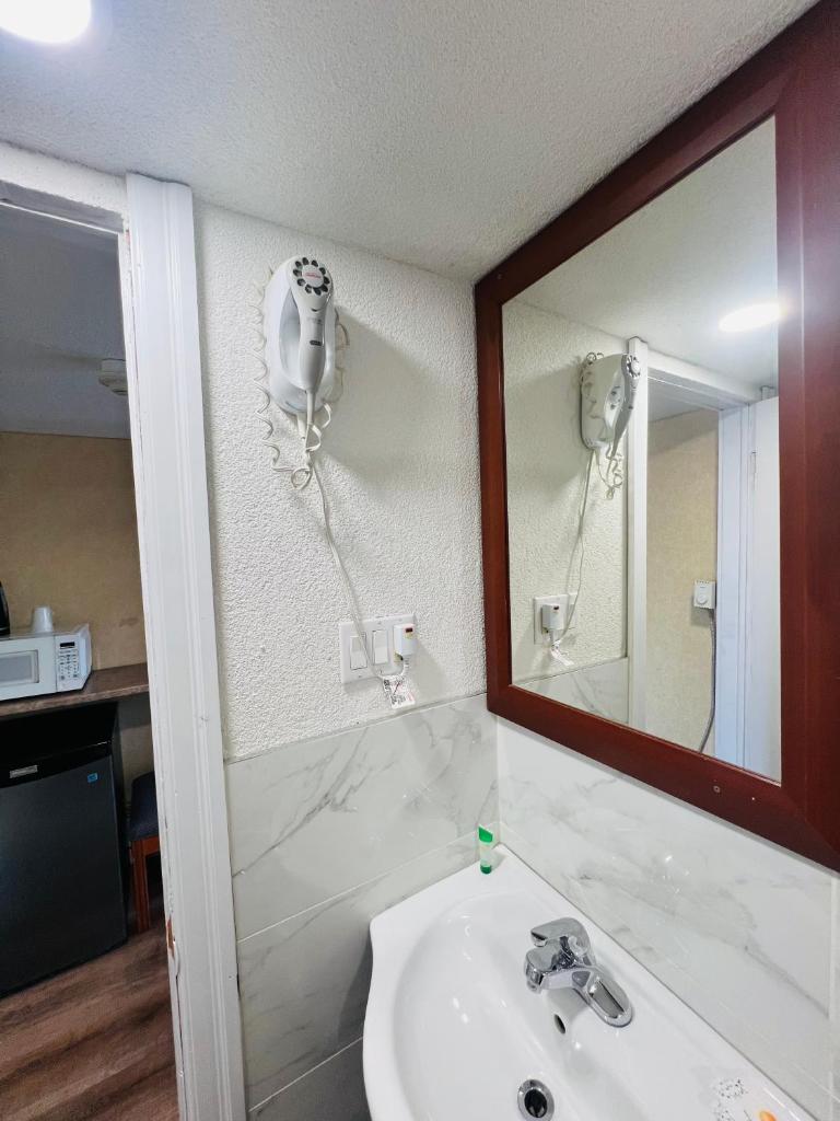 Bestway Motel Room Type - Queen Room - Non-Smoking