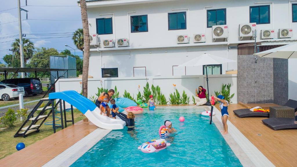 Phanomrung Hostel & Linn Chan Cafe พนมรุ้ง โฮส์เทล แอนด์ ลิณณ์จัง คาเฟ่ - Tap to explore photos