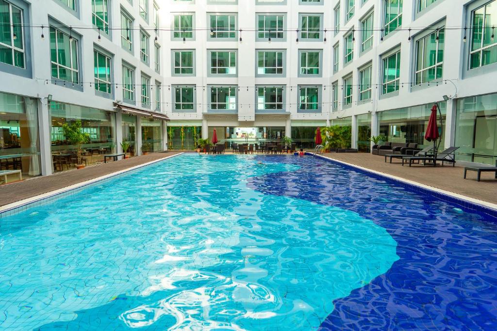 Pan Borneo Hotel Kota Kinabalu - Tap to explore photos