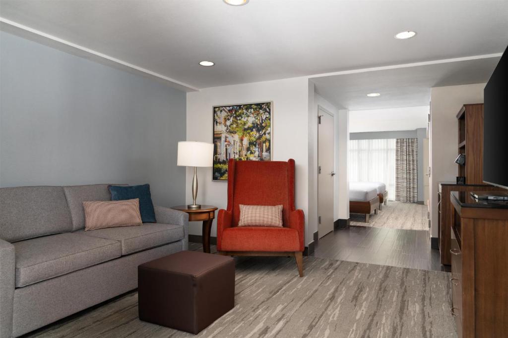 Hilton Garden Inn Charleston Waterfront/Downtown - Tap to explore photos