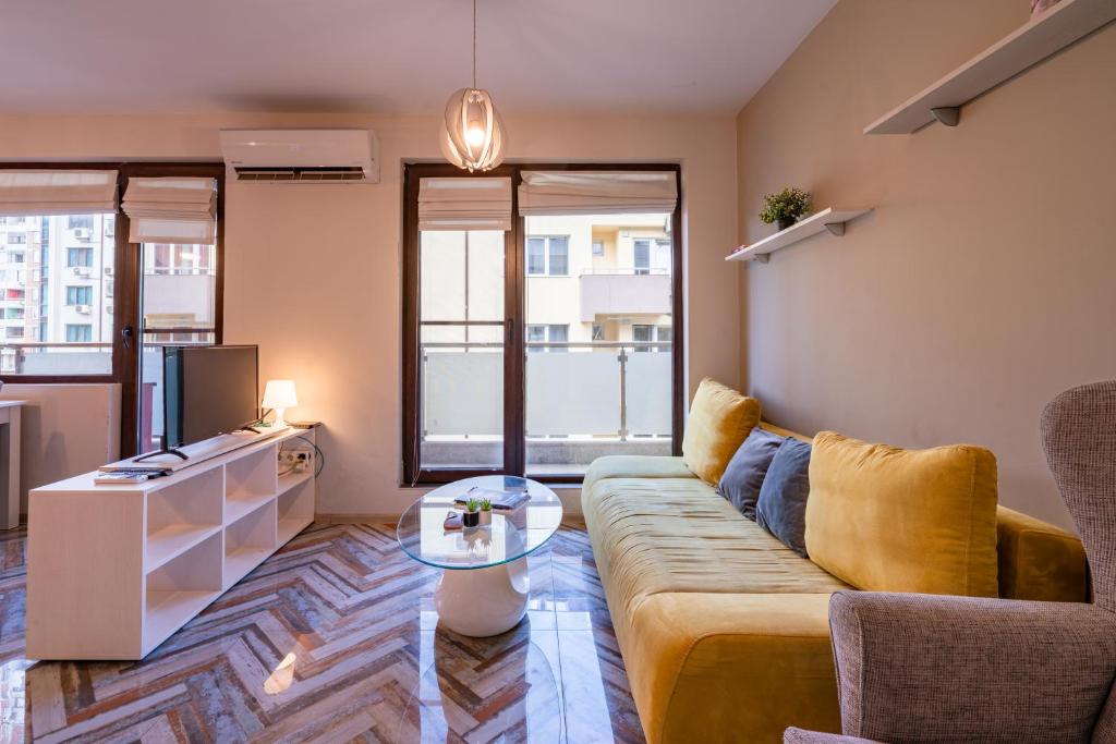 Bright 1BDR Apartment with a Balcony - Tap to explore photos