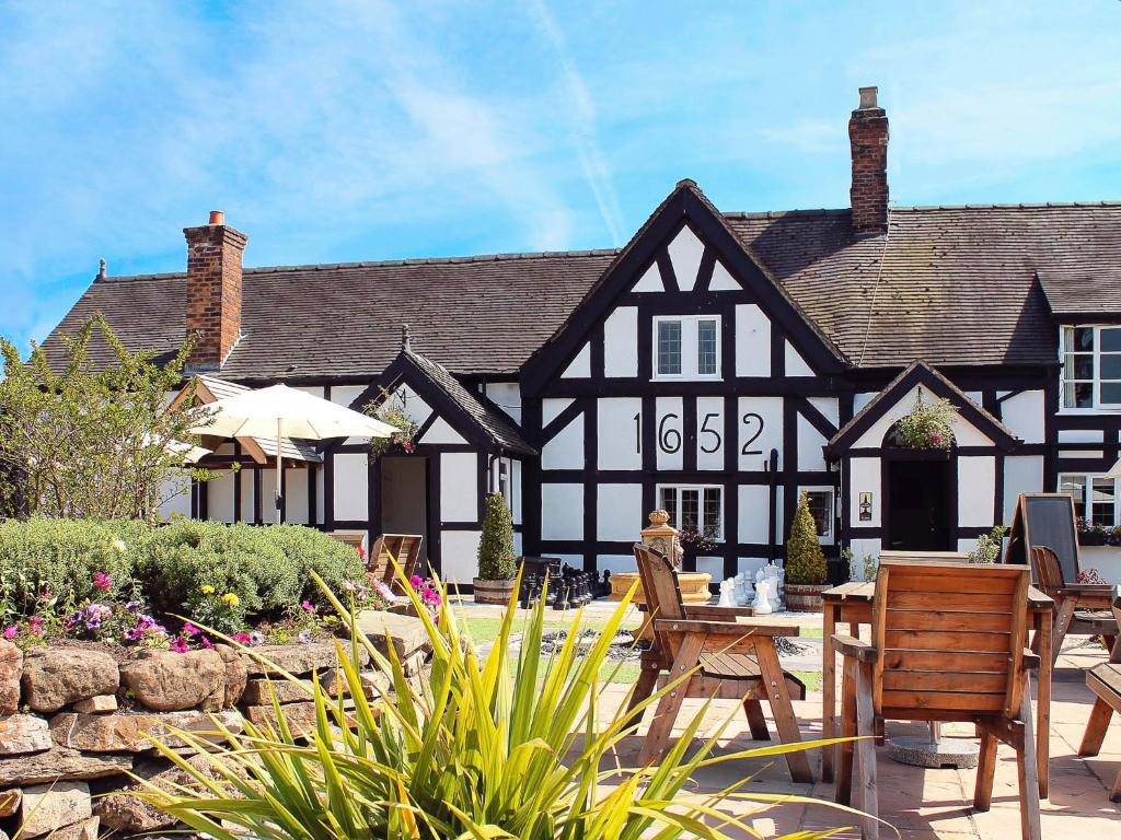 White Lion Hotel - Tap to explore photos