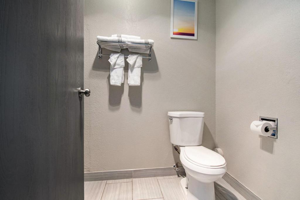 Days Inn & Suites by Wyndham Mt Pleasant - Tap to explore photos