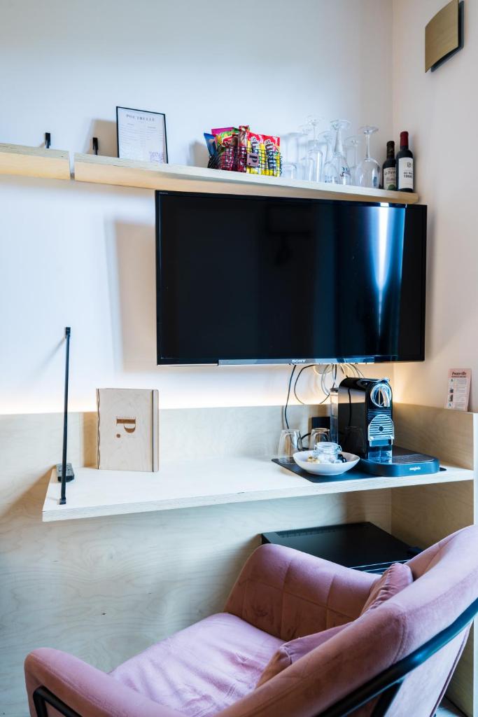 Poutrelle Guestrooms - Tap to explore photos