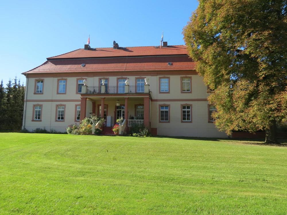 Schloss Lohm - Tap to explore photos