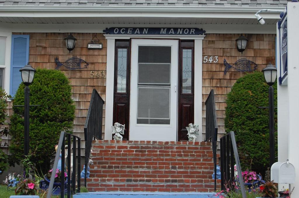 A Cape Cod Ocean Manor Inn - Tap to explore photos