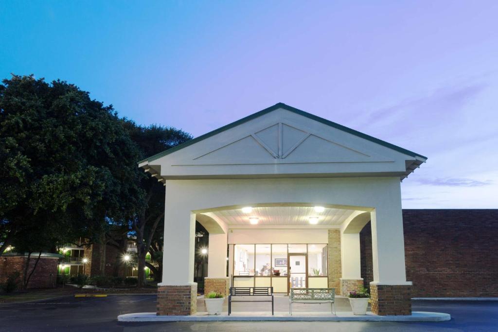 Days Inn by Wyndham Mt Pleasant-Charleston-Patriots Point photo 1
