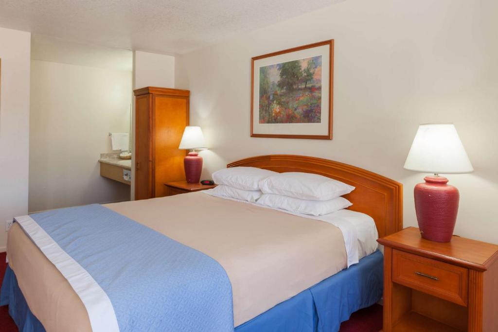 Days Inn by Wyndham Castaic Six Flags Magic Mountain - Tap to explore photos