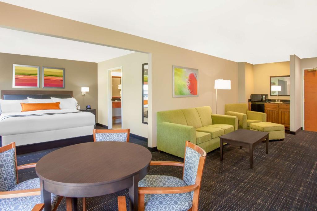 Wingate by Wyndham Columbia photo 1