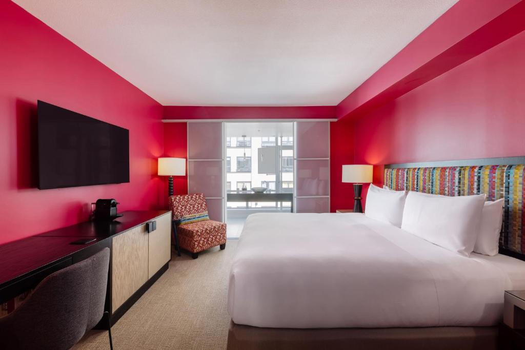 OPUS Hotel Vancouver Room Type - Superior King Room
