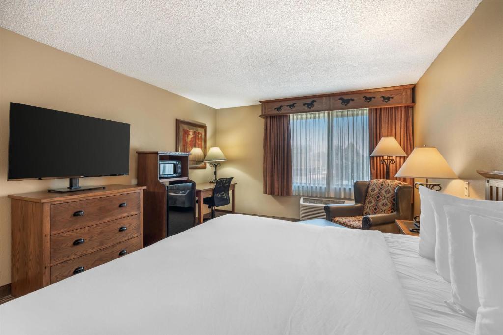 Best Western Plus Kelly Inn & Suites - Tap to explore photos