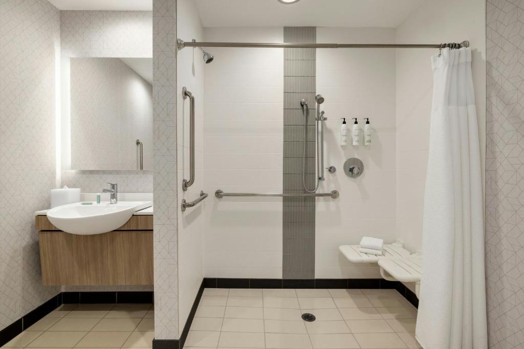 SpringHill Suites by Marriott Roanoke - Tap to explore photos