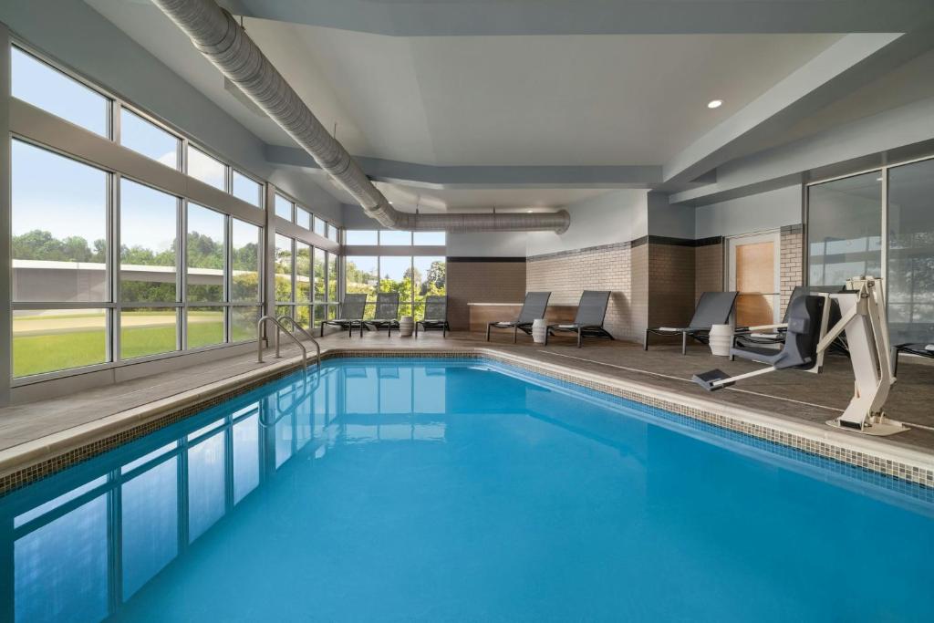 SpringHill Suites by Marriott Roanoke - Tap to explore photos