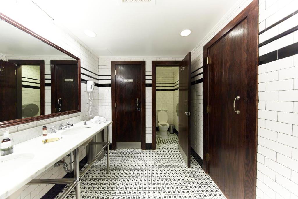 Одноместный (Стандартный коттедж с общей ванной комнатой), The Jane Hotel