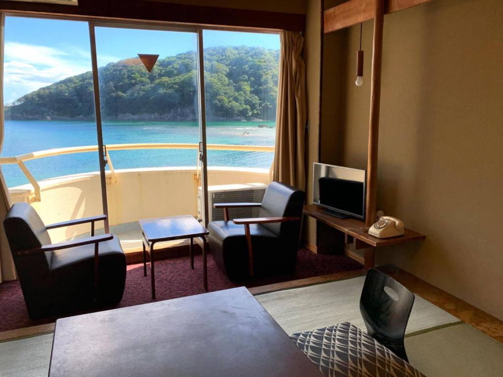 Shimoda Kaihin Hotel - Tap to explore photos