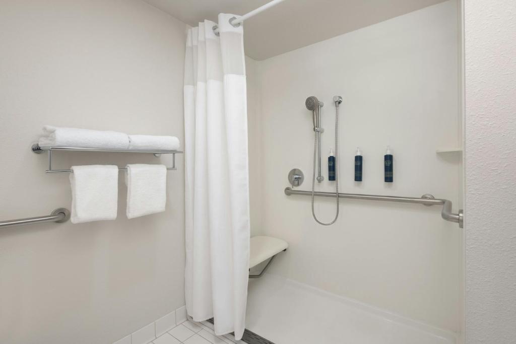 Four Points by Sheraton Saginaw - Tap to explore photos