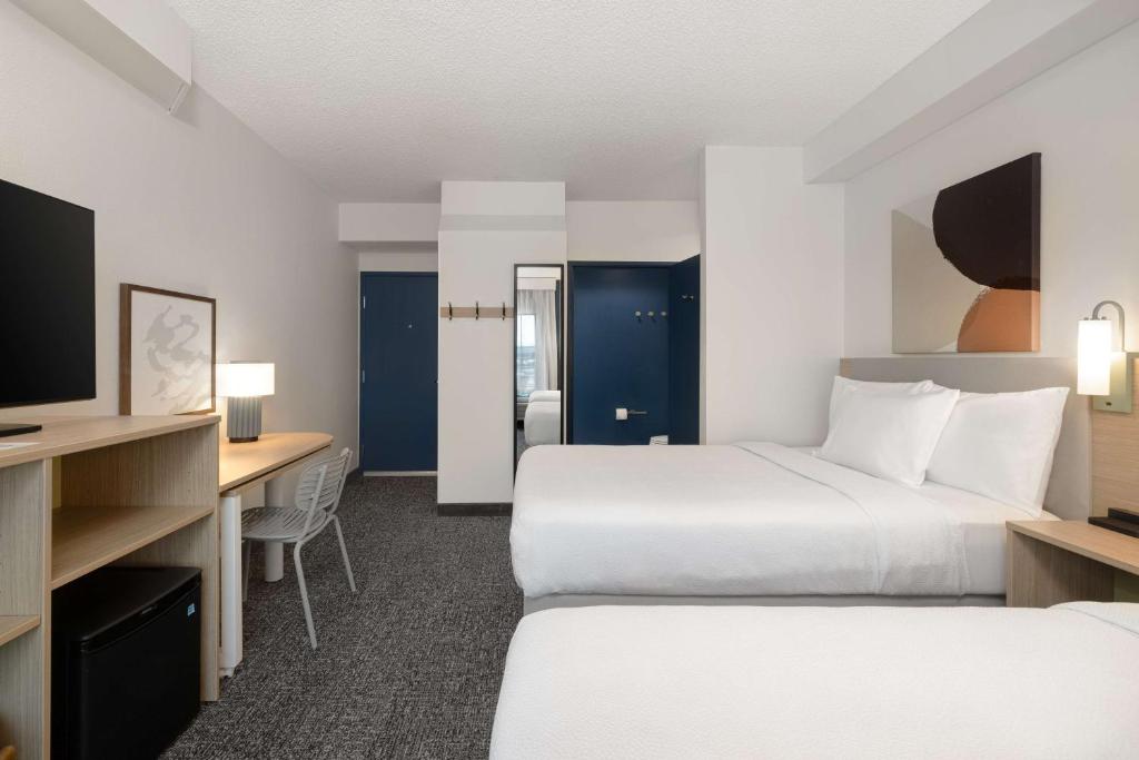 Spark by Hilton Bentonville Room Type - Double Room with Two Double Beds and Bathtub - Mobility Accessible