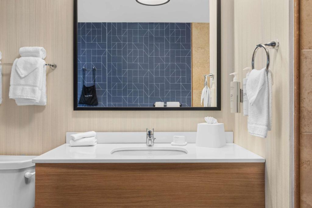Spark by Hilton Bakersfield Central - Tap to explore photos