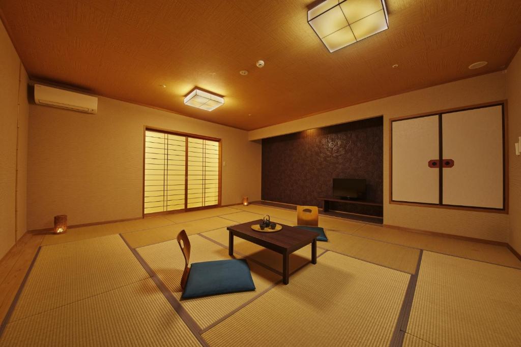Ooedo Onsen Monogatari Premium Seiunkaku - Tap to explore photos
