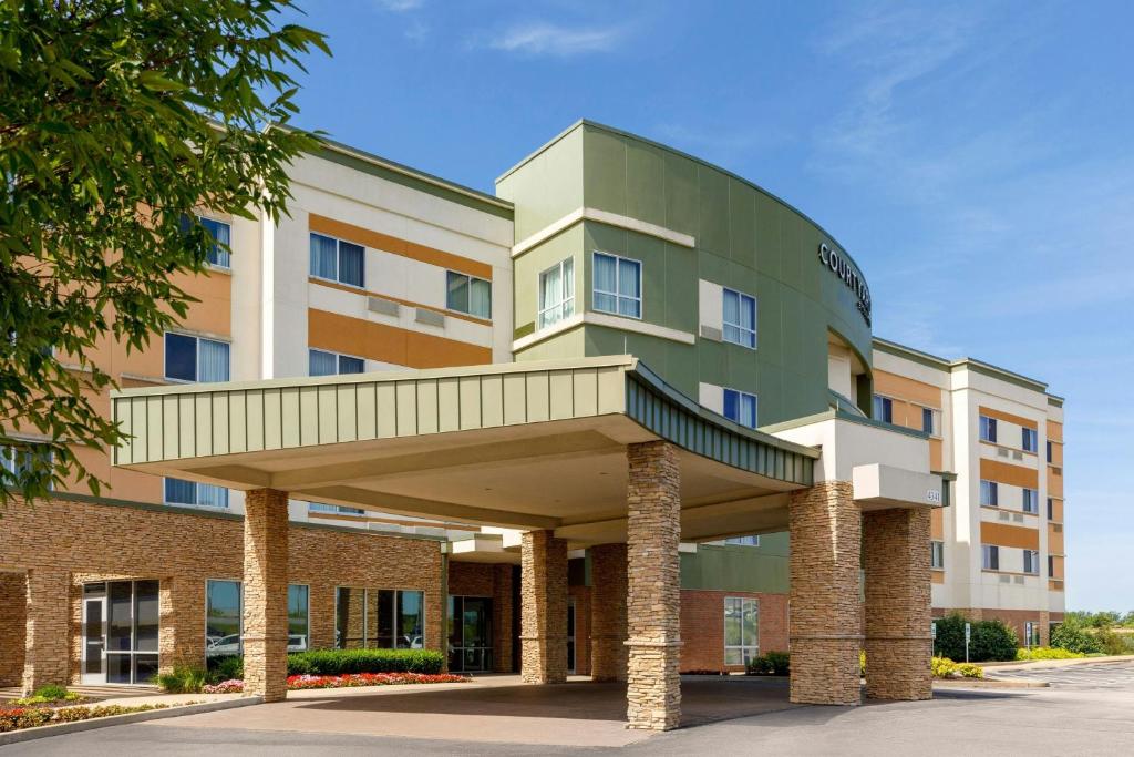 Courtyard by Marriott St. Louis St. Peters - Tap to explore photos