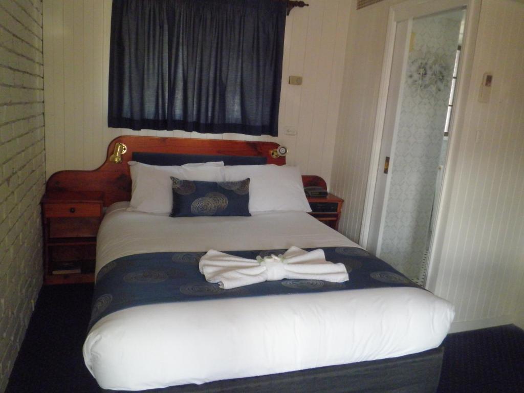 Poet's Recall Motel Room Type - Budget Queen Room - Upstairs Poet's Recall Motel Room Type - Budget Queen Room - Upstairs