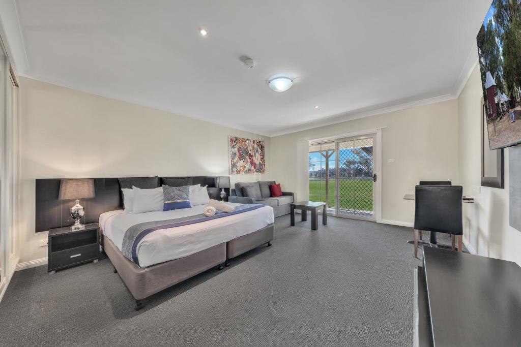Stockmans Motel Room Type - Deluxe King Spa Suite