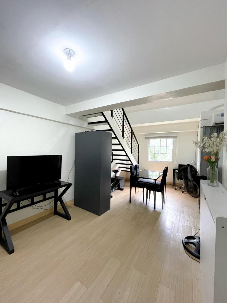 Prime City Location - 3 Bedroom Unit - Tap to explore photos