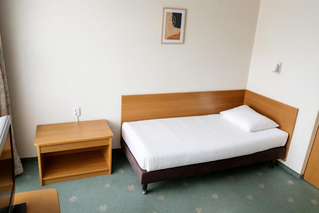 Hotel Victory Home - 10min Lotnisko Chopina, 15min to Zachodni, 5min to Progresja - Tap to explore photos