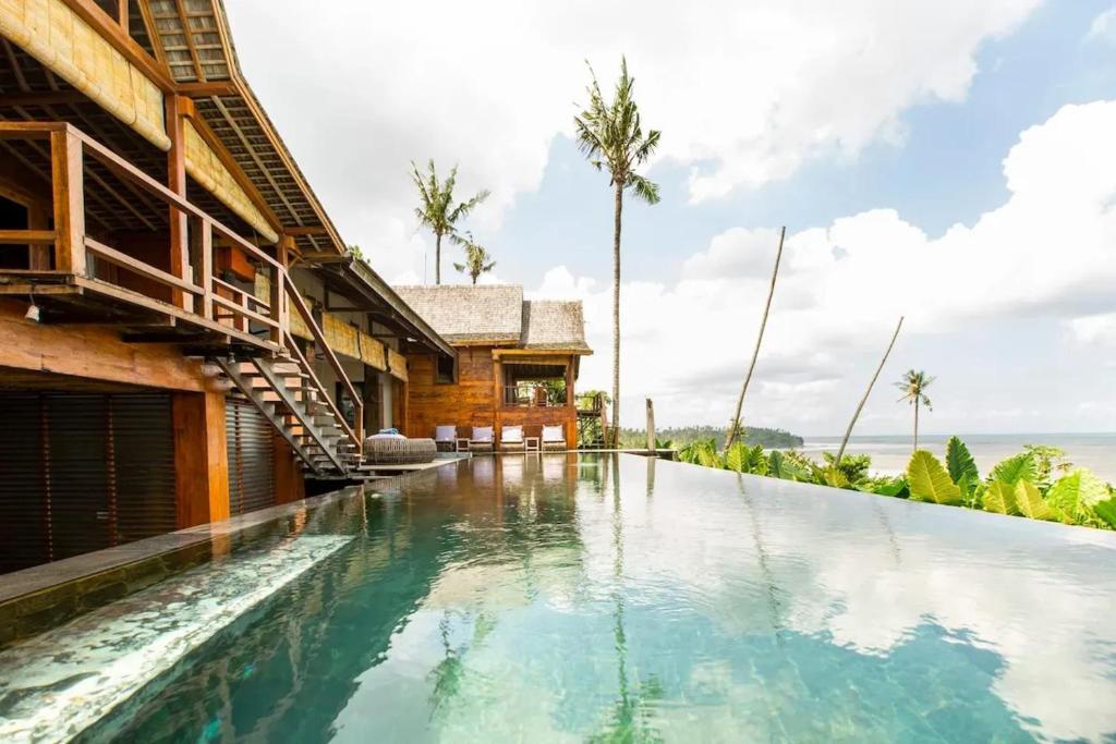 Spacious villa in Kabupaten Tabanan with sea view photo 4