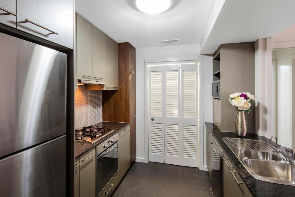 Oaks Brisbane Mews Suites - Tap to explore photos