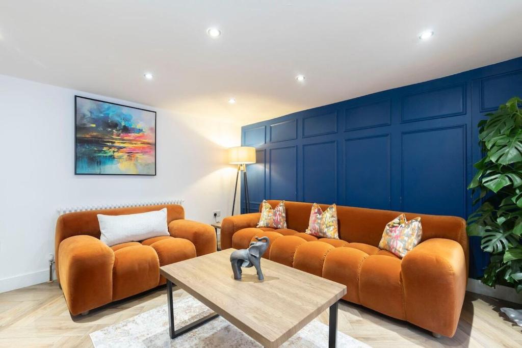 Large Period 2-Bed Apartment Close to Town - Tap to explore photos