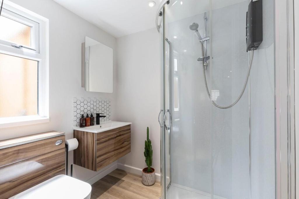 Peaceful Detached Studio - Tap to explore photos