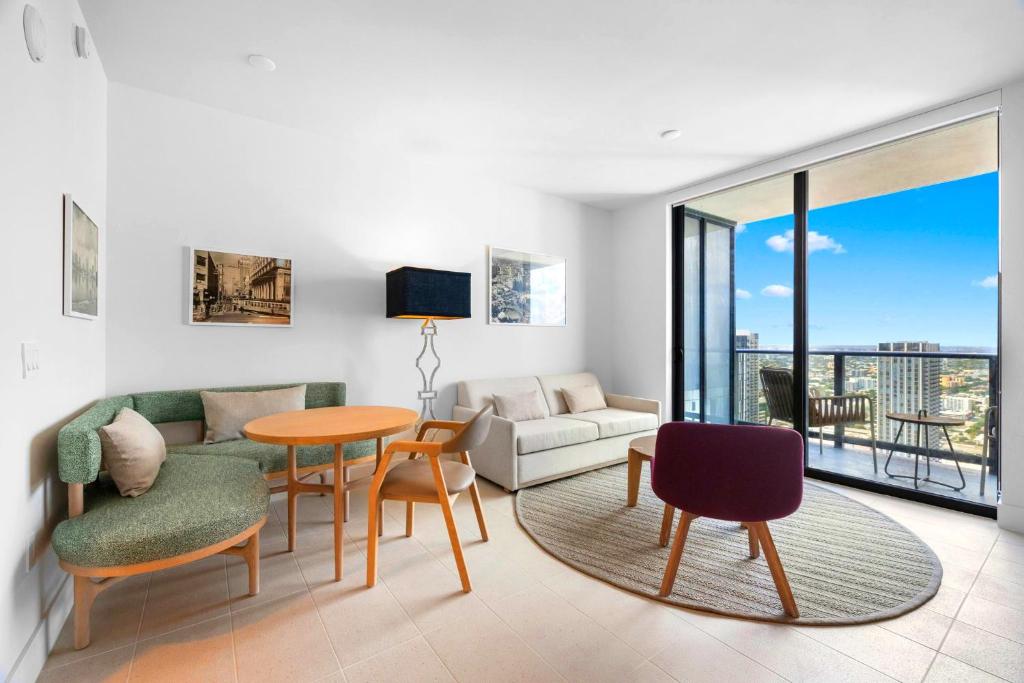 Luxury Condo on 44th Floor - Downtown Plus Parking - Tap to explore photos