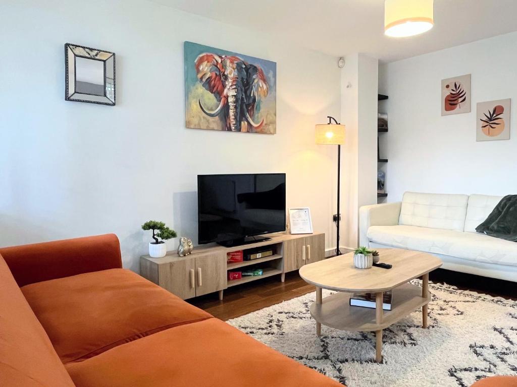 The Eastern Hive - King bed, 3x Parking, Coop Live & Etihad - Tap to explore photos