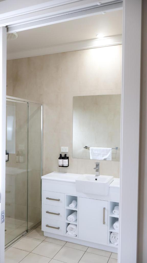 Renmark Holiday Apartments - Tap to explore photos