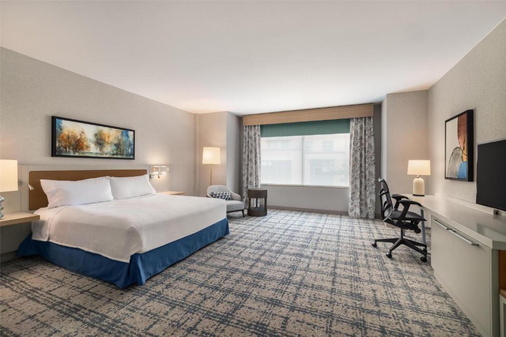 Hilton Garden Inn Arlington-Shirlington - Tap to explore photos