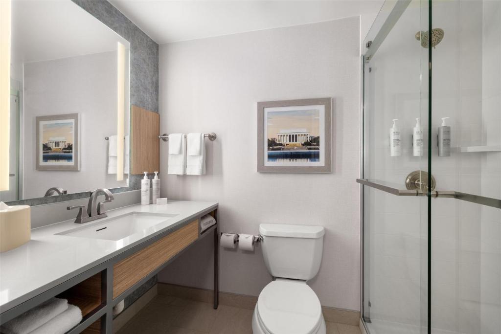 Hilton Garden Inn Arlington-Shirlington - Tap to explore photos