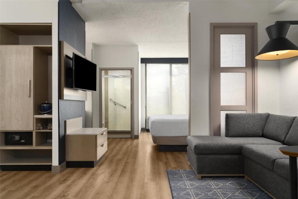 Hyatt Place Secaucus/Meadowlands Room Type - King Room with High Floor and Sofa Bed