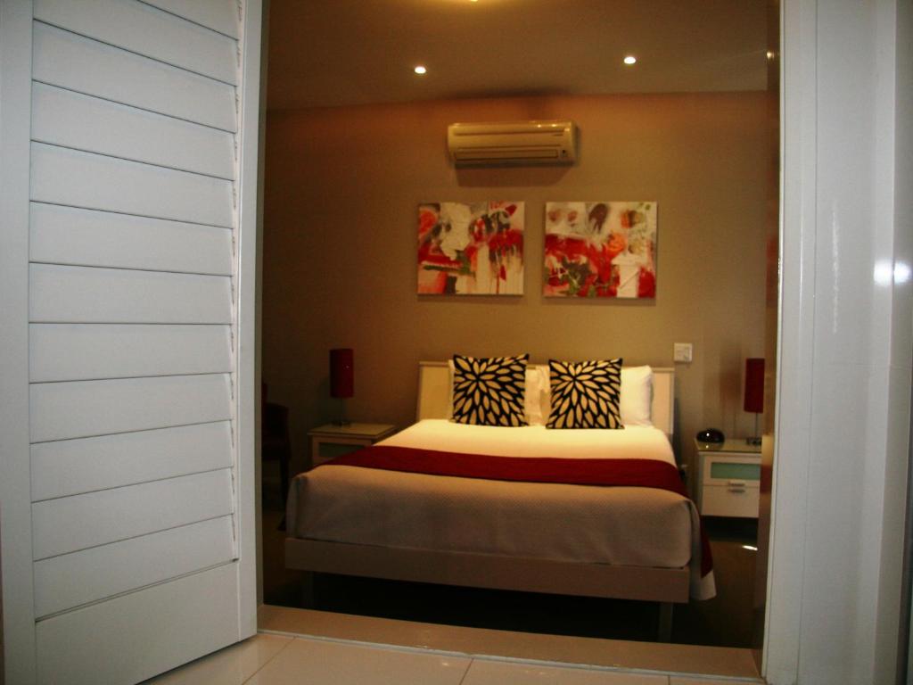 Chaucer Palms Boutique B&B - Tap to explore photos
