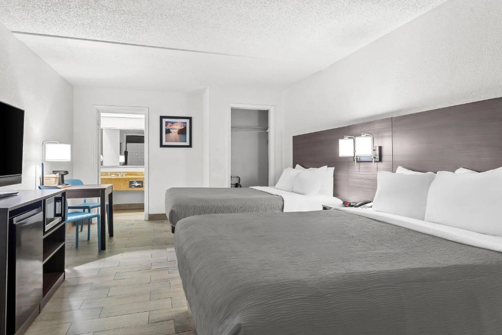 Quality Inn & Suites at Tropicana Field - Tap to explore photos