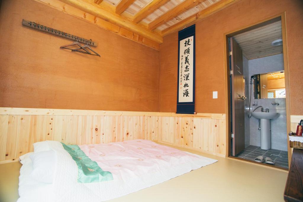 Laon Hanok Gguljam - Tap to explore photos