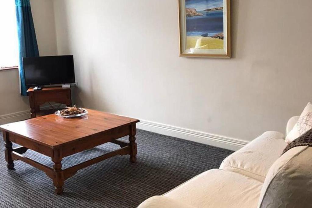 Central 2-bed Apt, Sleeps 5 Above Great Derry Pub - Tap to explore photos
