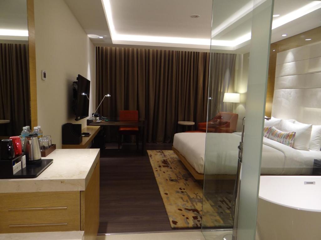 Трехместный (Представительский двухместный номер с 1 кроватью), Feathers- A Radha Hotel, Chennai