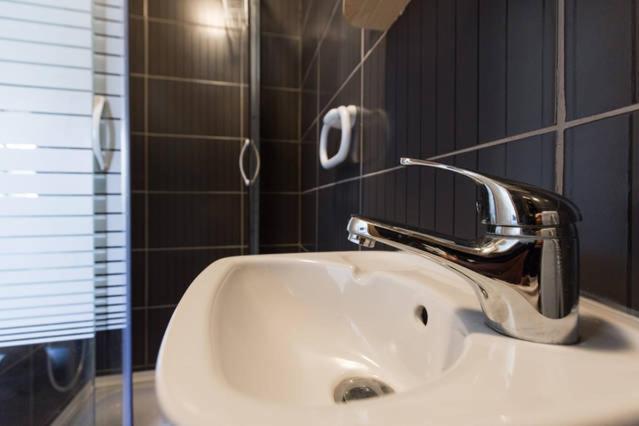 Двухместный (Двухместный номер с 1 кроватью или 2 отдельными кроватями и собственной ванной комнатой), Hostel Kvarner