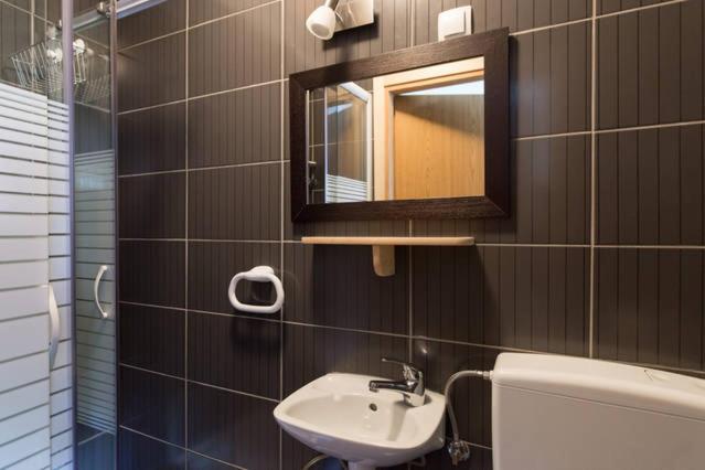 Двухместный (Двухместный номер с 1 кроватью или 2 отдельными кроватями и собственной ванной комнатой), Hostel Kvarner