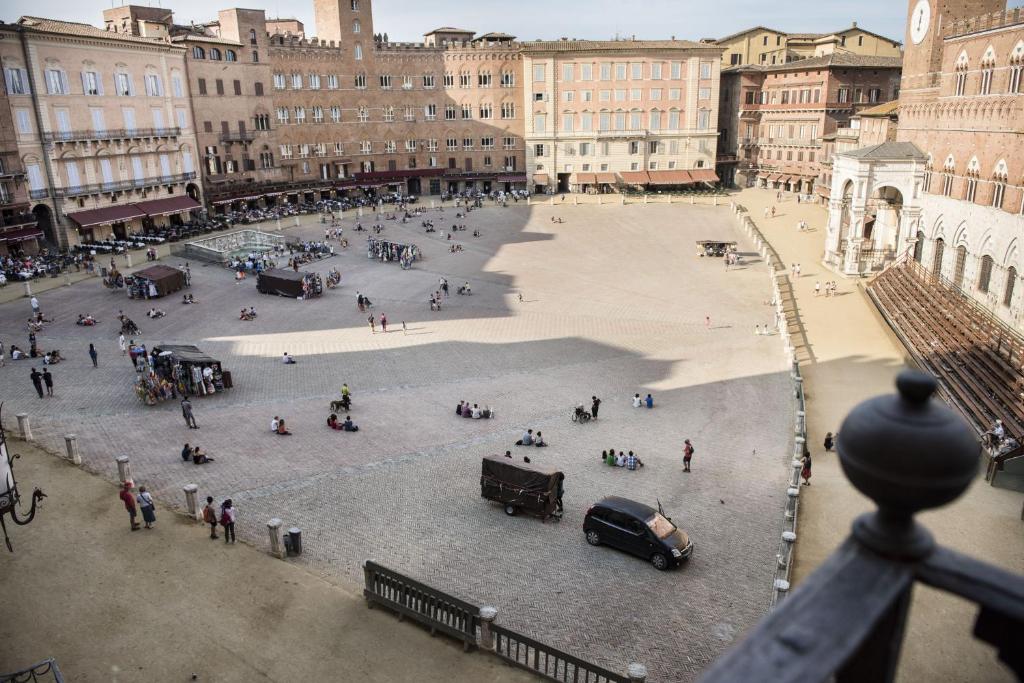 La Terrazza Sul Campo Rooming House - Tap to explore photos