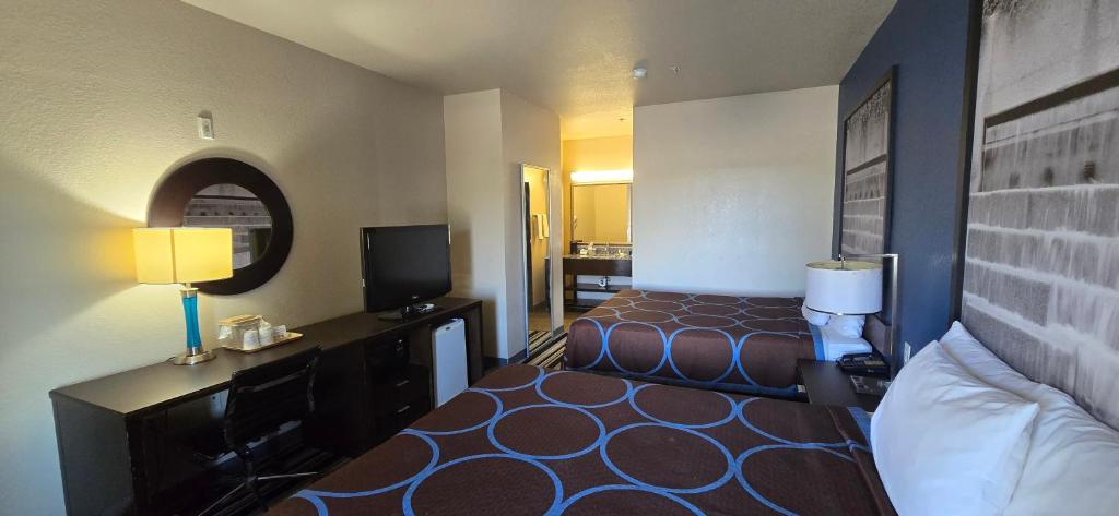 Super 8 by Wyndham Dilley TX - Tap to explore photos