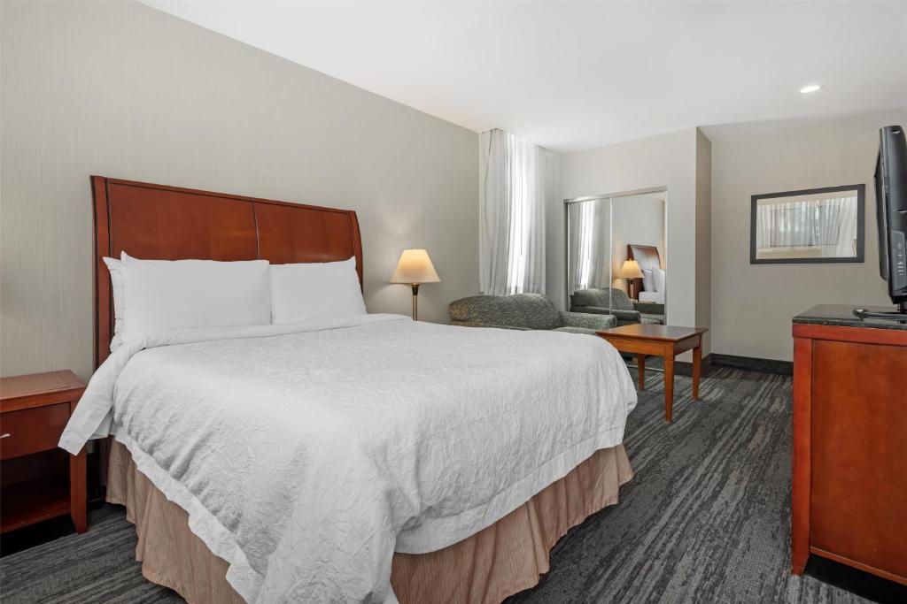 Best Western Plus Suites Downtown Room Type - Queen Room with Kitchenette