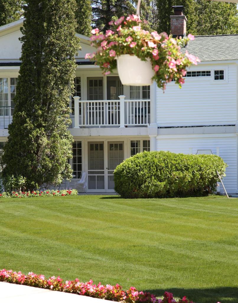 Colonial Inn Harbor Springs photo 2